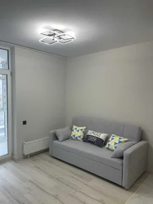 Продаж 1-кімнатної квартири 37.5 м², Салютна вул., 2