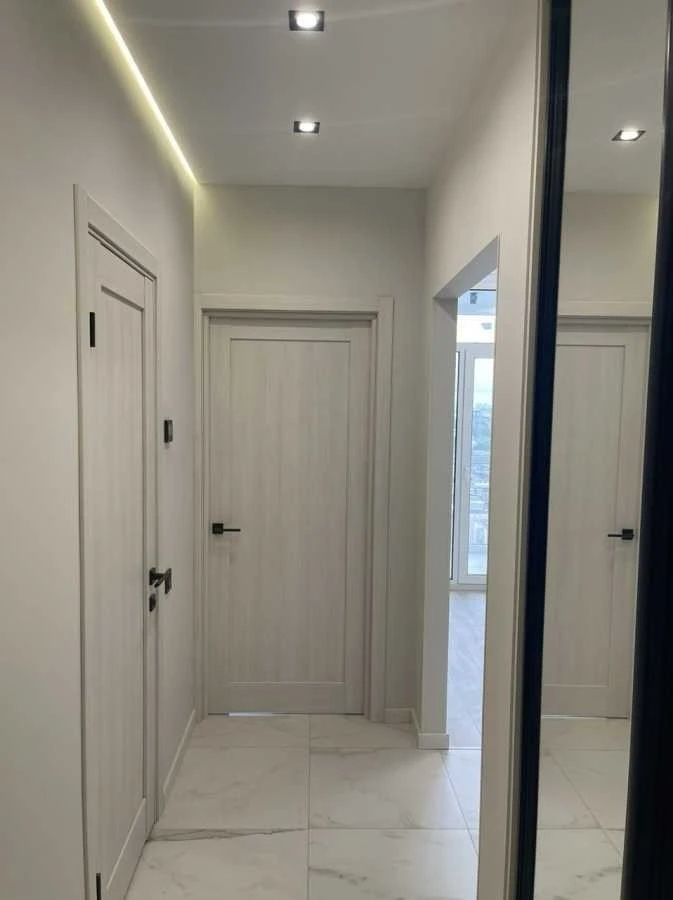 Продаж 1-кімнатної квартири 37.5 м², Салютна вул., 2