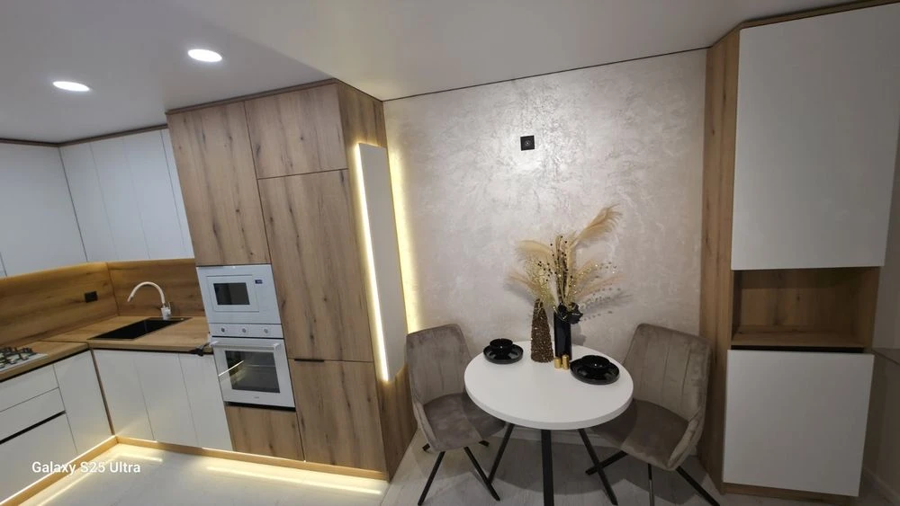 Продаж 2 кімнатної квартири з кухнею-вітальнею на Бамі