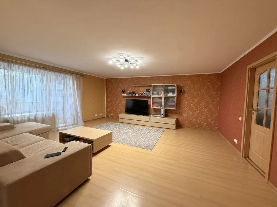 Продаж квартири по вулиці Київська, район Бам, 6 кімнат