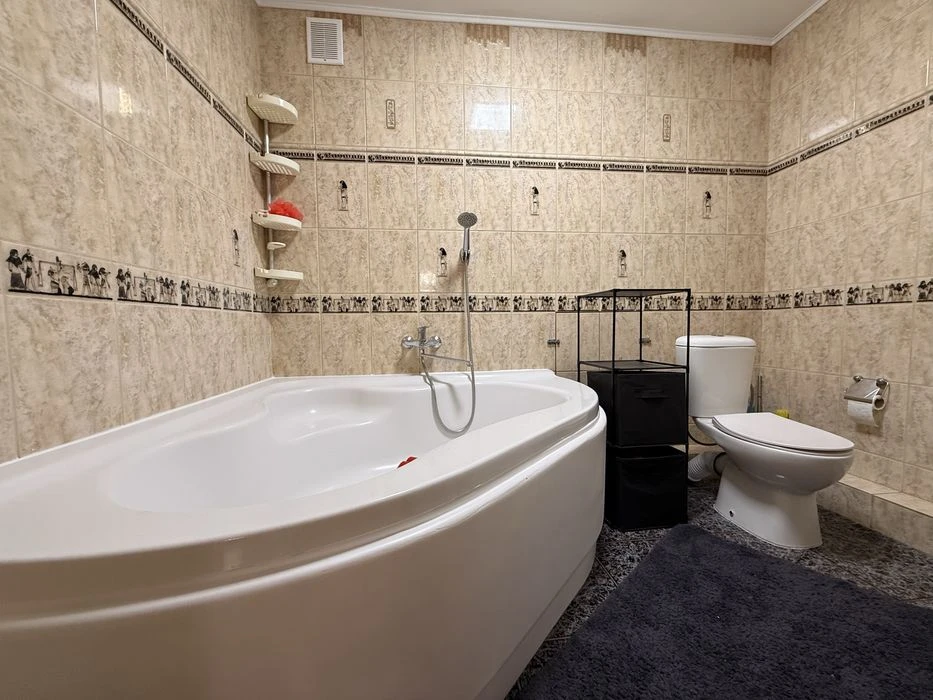 Продаж квартири по вулиці Київська, район Бам, 6 кімнат