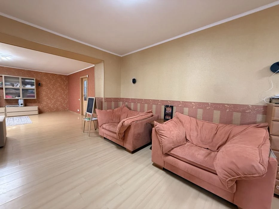 Продаж квартири по вулиці Київська, район Бам, 6 кімнат