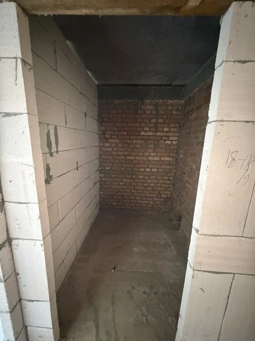 Велика та світла 2к Виставка, будинок з власним сховищем. По