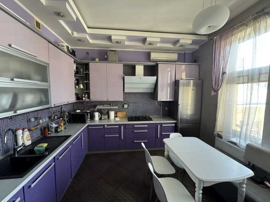 продам 5-ти кімнатну квартиру в центрі Львова