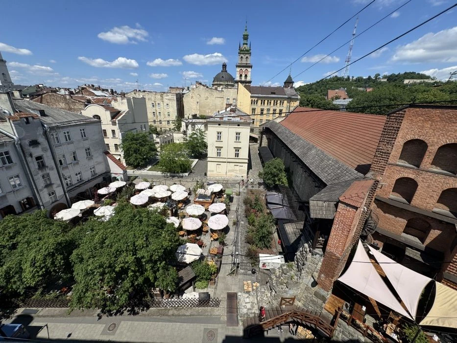 продам 5-ти кімнатну квартиру в центрі Львова