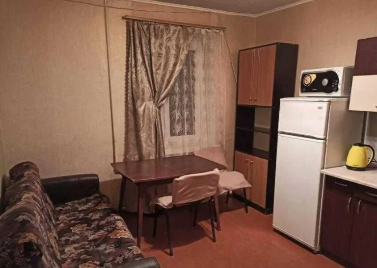 Продается 2к. гостинка со своим с/у недалеко от метро Холодн