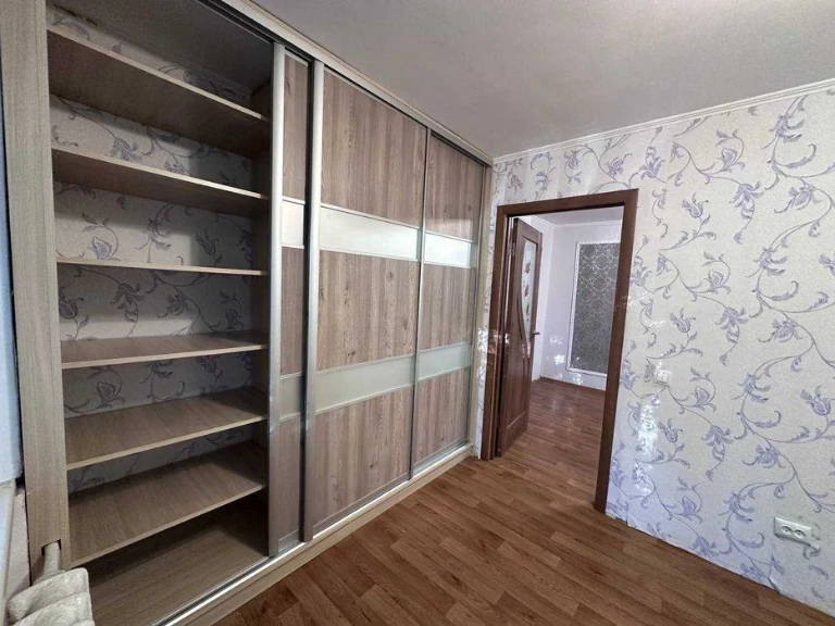 Продаж 2 кімнатної квартири. Ремонт, частково меблі.