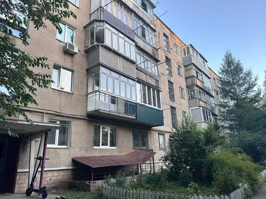 Продаж 2 кімнатної квартири. Ремонт, частково меблі.