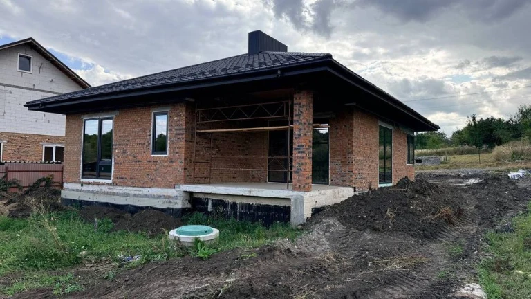 Якісний просторий будинок Лезнево, є тераса та підвал, власн