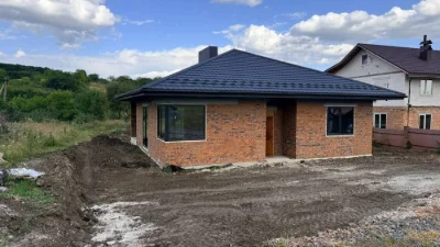 Якісний просторий будинок Лезнево, є тераса та підвал, власн