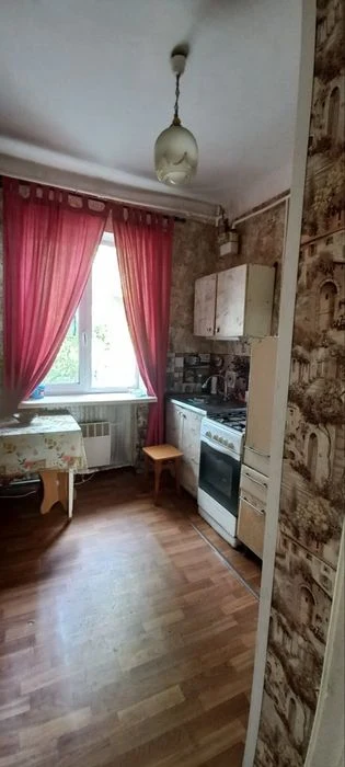 Продам 2х ком квартиру, сталинка!