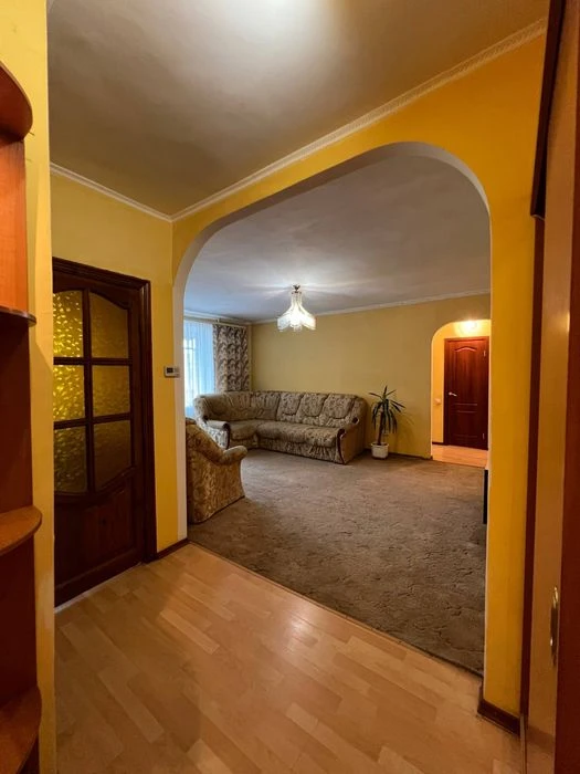 I will sell a 3-room apartment in the city center of Dnipro, Gogo Street