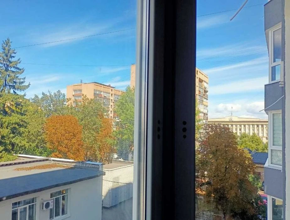 Продам 2 кімнатну квартиру в центрі біля скверу "Юність", Го