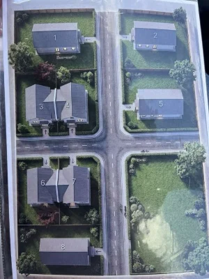Будинок з парканом неподалік міста