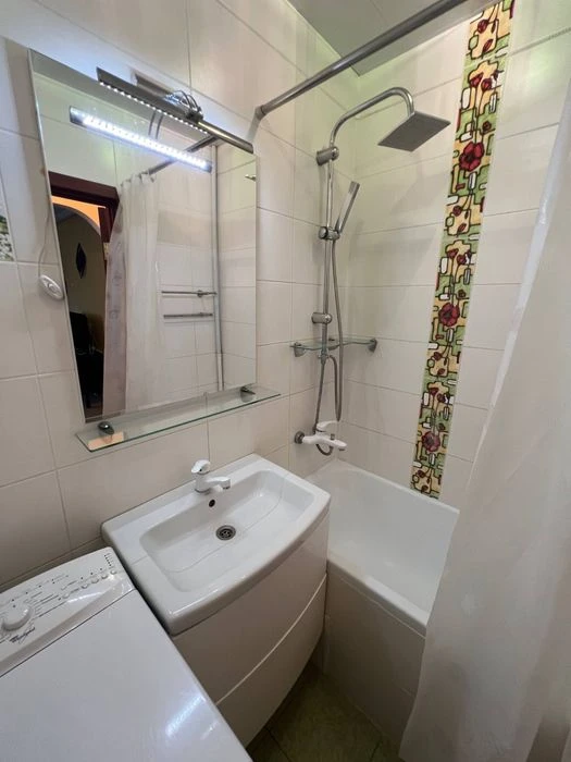 I will sell a 3-room apartment in the city center of Dnipro, Gogo Street