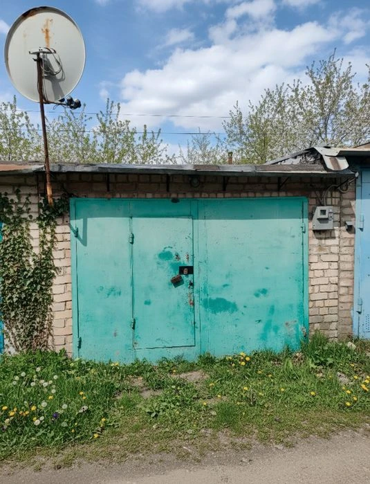 Продам гараж 38 м² с утеплённой комнатой и двором