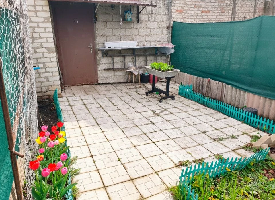 Продам гараж 38 м² с утеплённой комнатой и двором