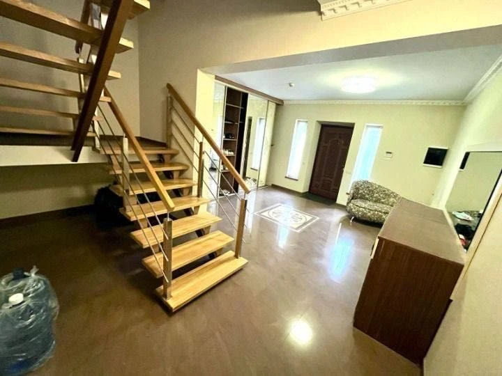 Продаж просторого 3 поверхового котеджу вул Варшавська