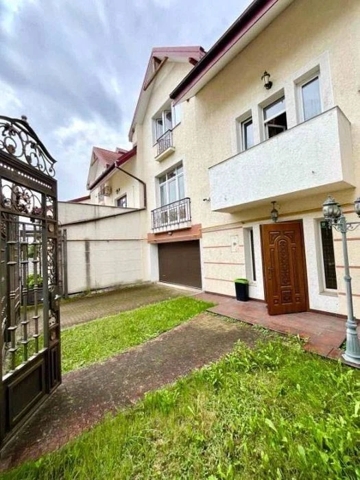 Продаж просторого 3 поверхового котеджу вул Варшавська