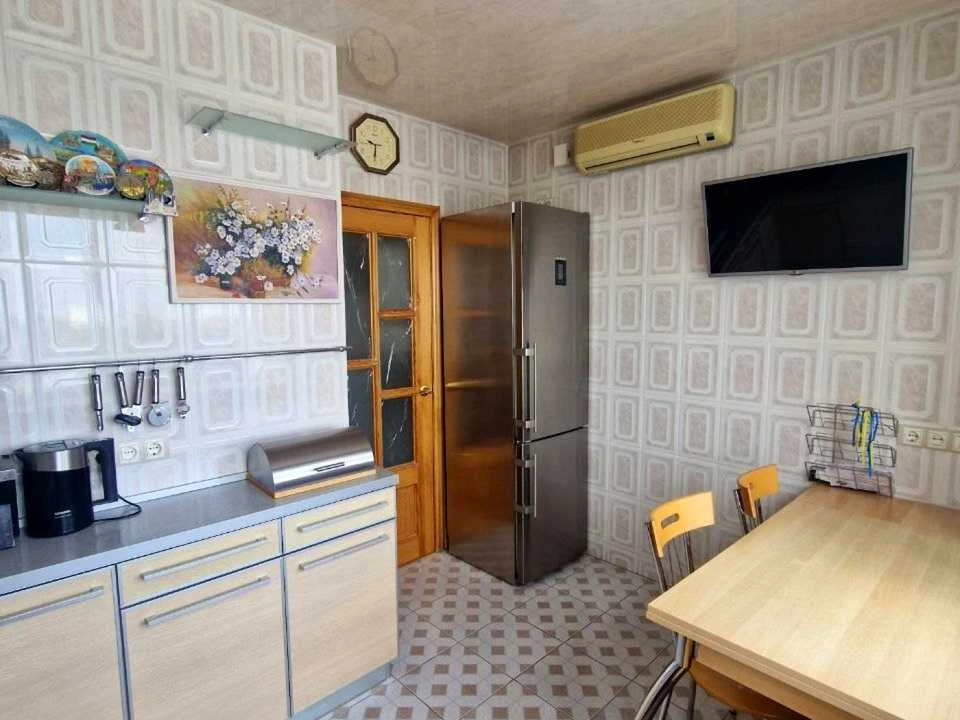 Apartment. Kharkiv, Traktorostudivnyky Ave.