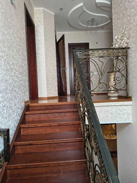 Продам 2-эт. дом 146 м² с гаражом и городскими коммуникациям