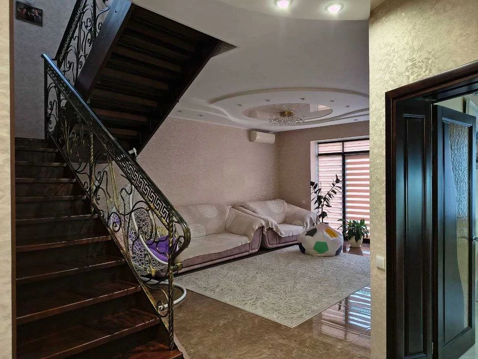Продам 2-эт. дом 146 м² с гаражом и городскими коммуникациям