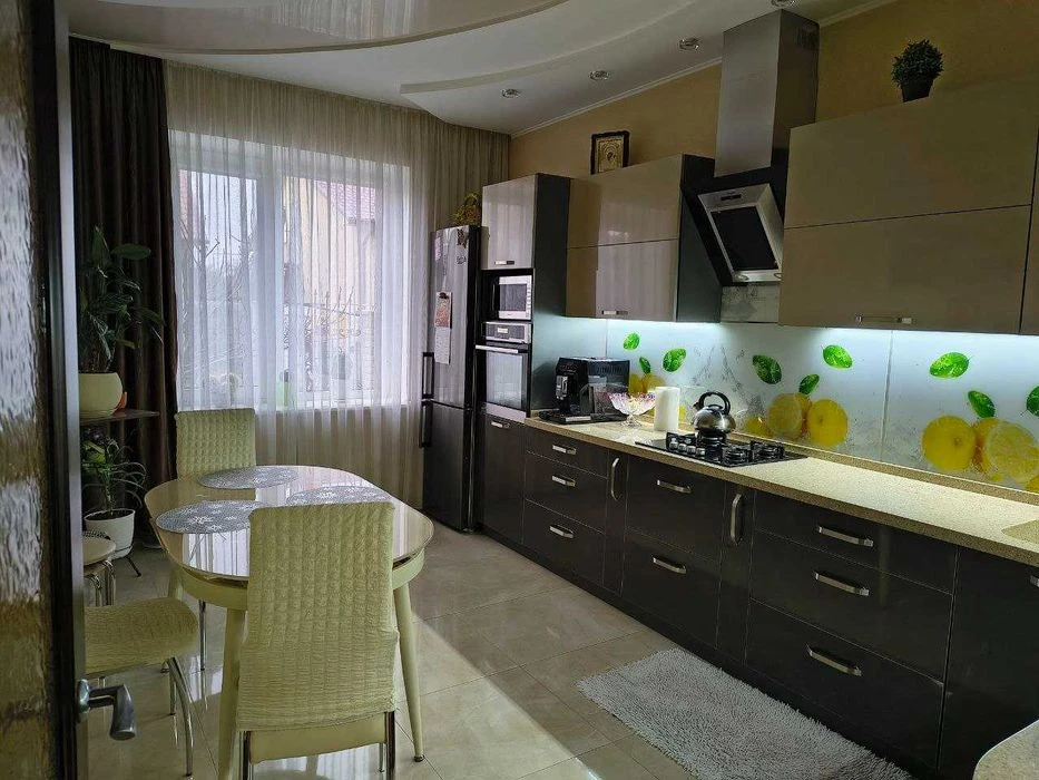 Продам 2-эт. дом 146 м² с гаражом и городскими коммуникациям