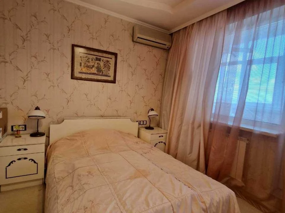 Apartment. Kharkiv, Traktorostudivnyky Ave.
