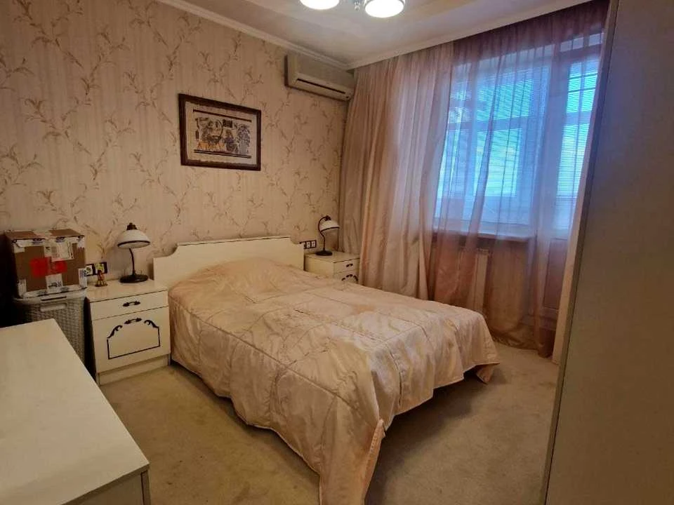Apartment. Kharkiv, Traktorostudivnyky Ave.
