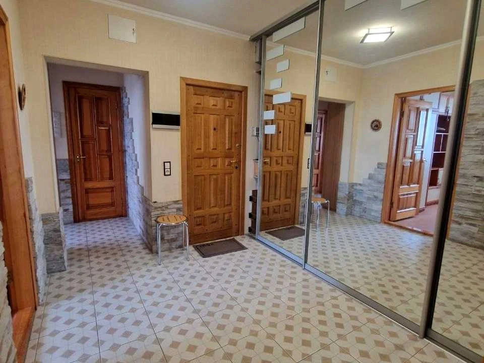Apartment. Kharkiv, Traktorostudivnyky Ave.