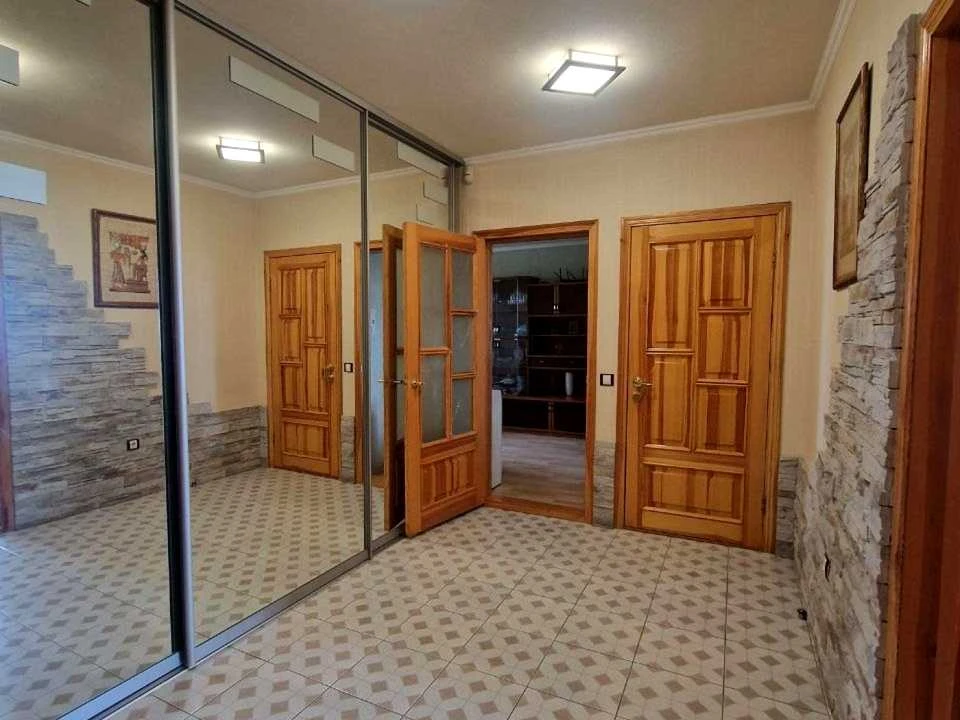 Apartment. Kharkiv, Traktorostudivnyky Ave.