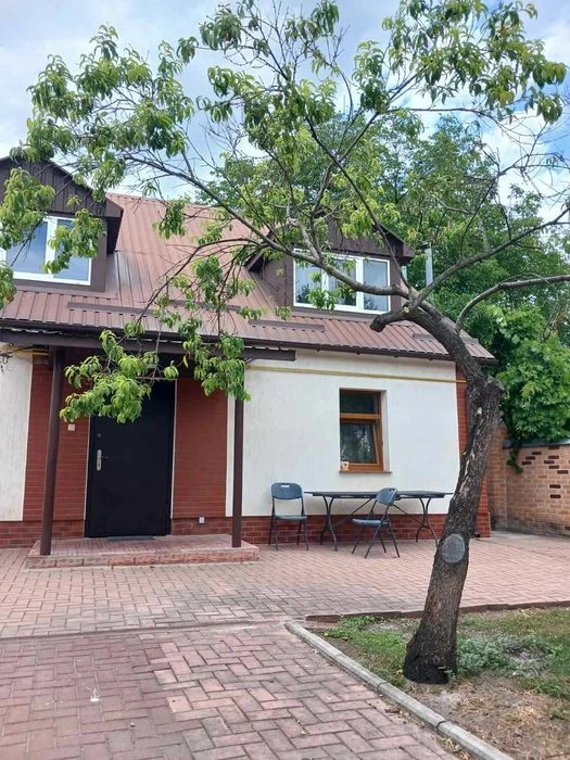 Продається гарний двоповерховий будинок в районі Олексіївки