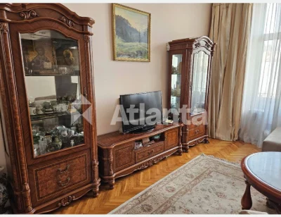 2 кімнт кварт в центрі, стан-жилий , є парко-місце, горище,