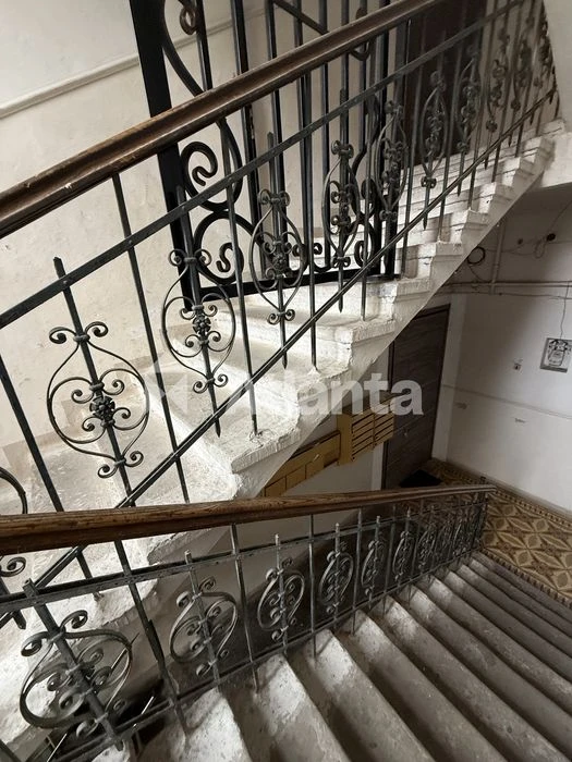 2 кімнт кварт в центрі, стан-жилий , є парко-місце, горище,