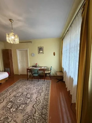 2 кімнатна квартира в цегляному будинку на 2 поверсі по вули