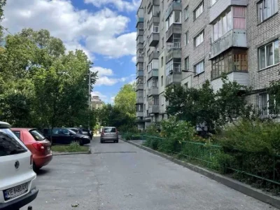 Продам трикімнатну квартиру 67 м² на вул. Каруни, 49.