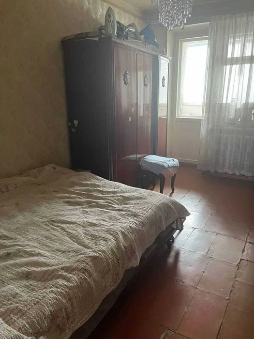 Продам трикімнатну квартиру 67 м² на вул. Каруни, 49.