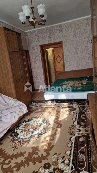 Пропонується  2 кімн кв на первому поверсі з двома гаражами