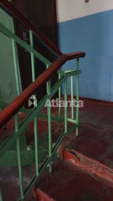 Пропонується  2 кімн кв на первому поверсі з двома гаражами