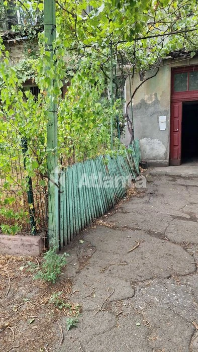 Пропонується  2 кімн кв на первому поверсі з двома гаражами