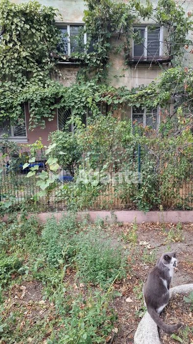 Пропонується  2 кімн кв на первому поверсі з двома гаражами
