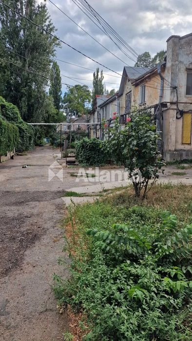 Пропонується  2 кімн кв на первому поверсі з двома гаражами