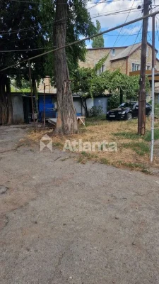 Пропонується  2 кімн кв на первому поверсі з двома гаражами