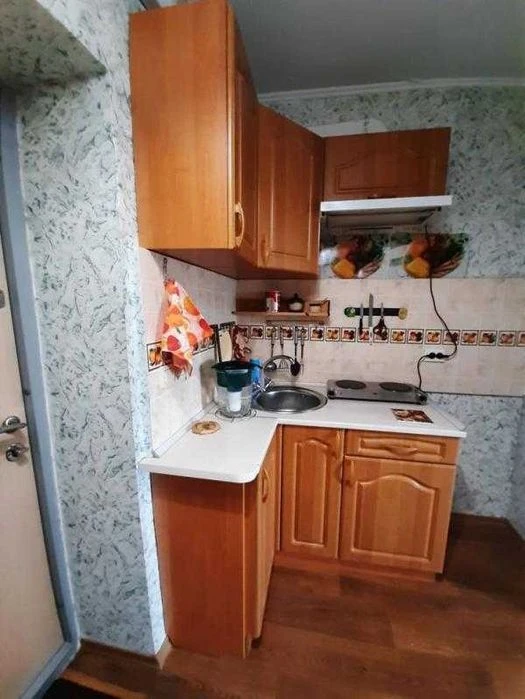Продам гостинку у Слобідському районі на Нових будинках.
