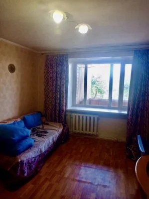 I will sell a 1-room apartment of 38 m2 in a brick building of the Zaporozhskoe highway railway station T