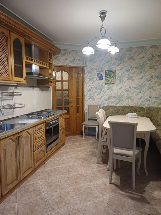 Продам 3х.комнатную на Ак.Королева  рядом Южный рынок. Отлич