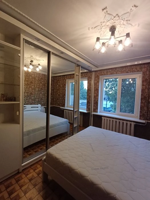 Продам 3х.комнатную на Ак.Королева  рядом Южный рынок. Отлич