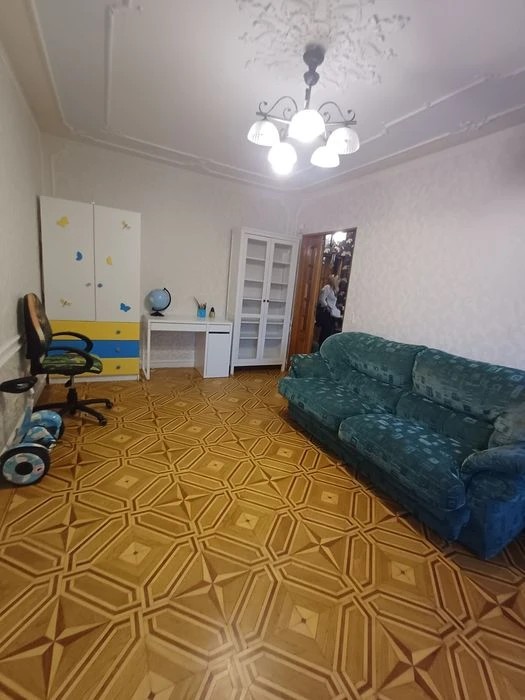 Продам 3х.комнатную на Ак.Королева  рядом Южный рынок. Отлич