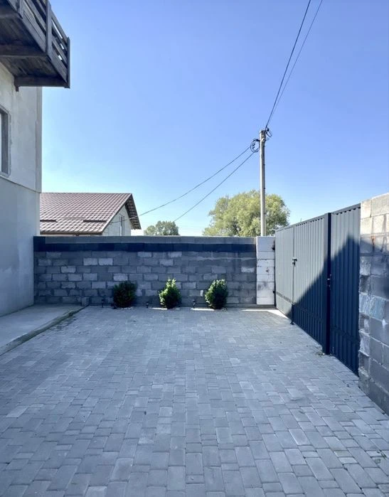 Продам котедж на Південно Захід