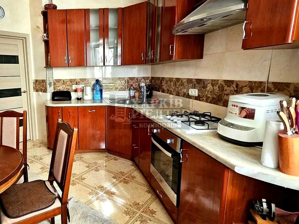 Apartment. Kharkiv, Traktorostudivnyky Ave.